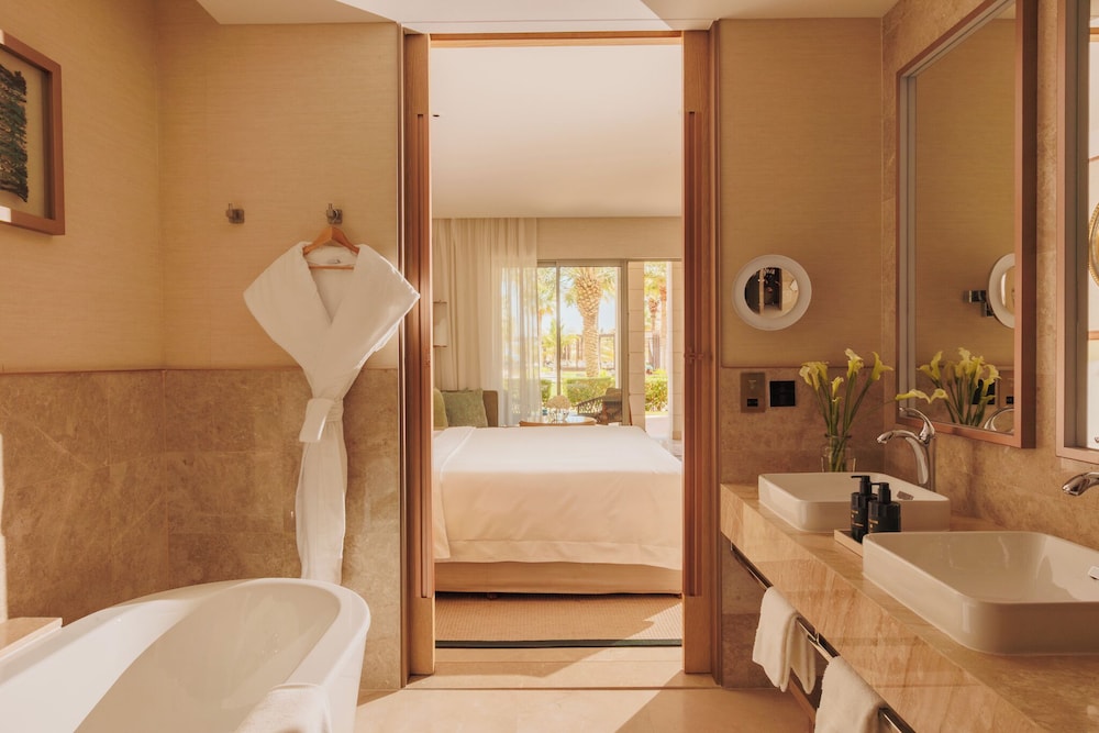 Resort Balcony Deluxe Room - Photo 4