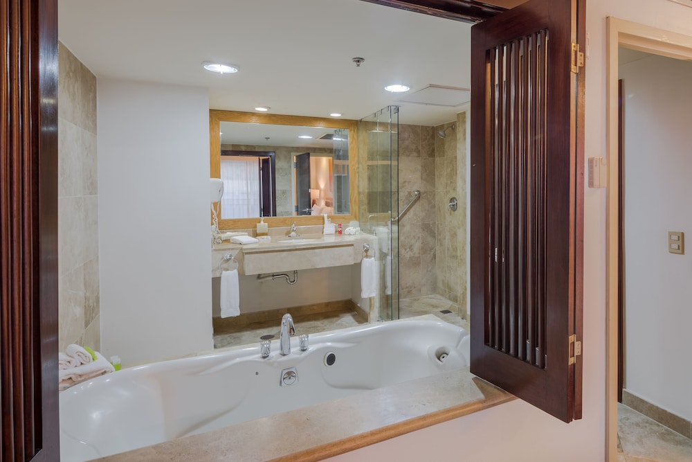 Suite, 1 King Bed, Garden View (High Floor) - Photo 5
