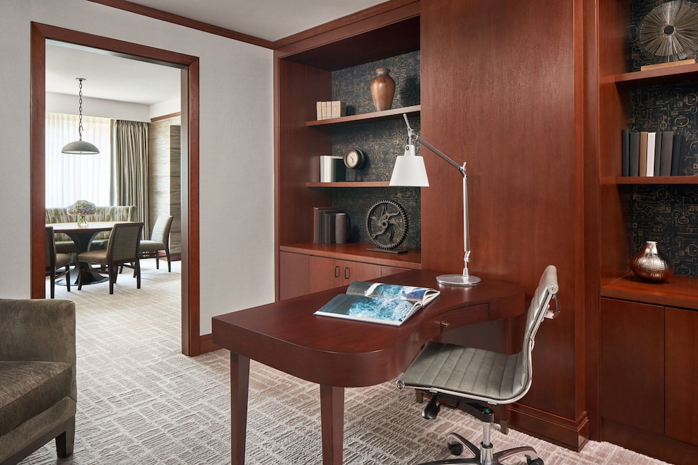 Suite, 1 King Bed with Sofa bed - Photo 4