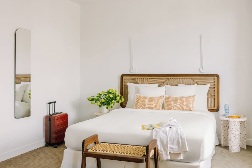 Superior Room, 1 Queen Bed, Balcony thumbnail 5