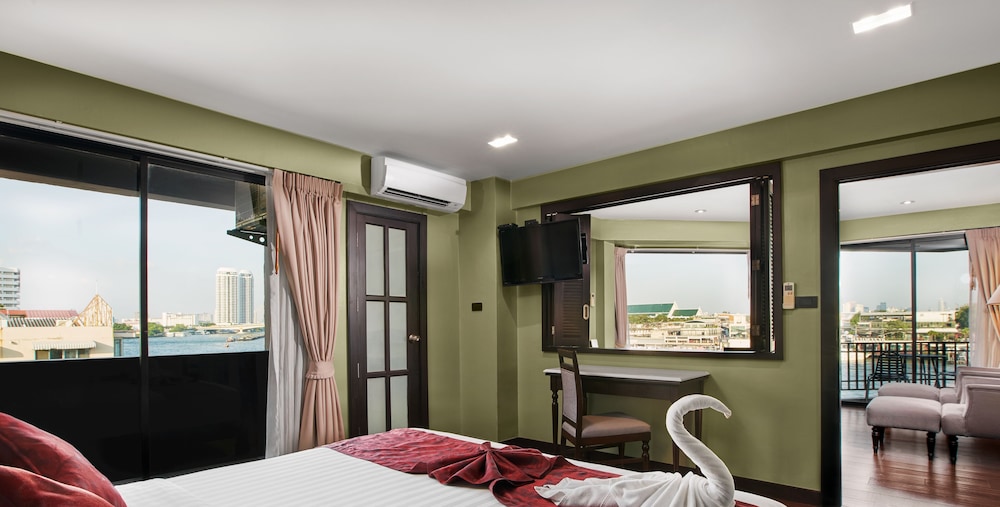 Suite, River View, Corner photo 3