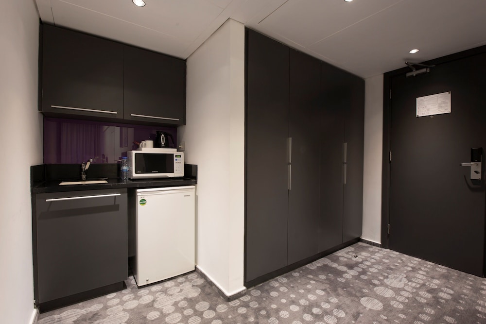 Suite, 2 Bedrooms - Photo 2