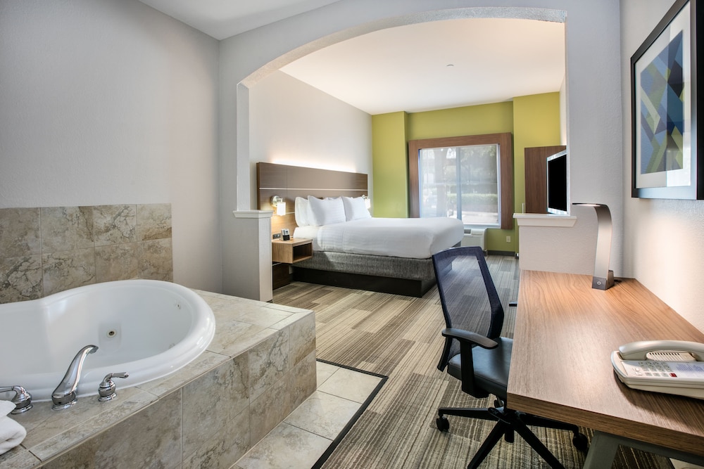 Standard Room, 1 King Bed, Jetted Tub - Photo 7