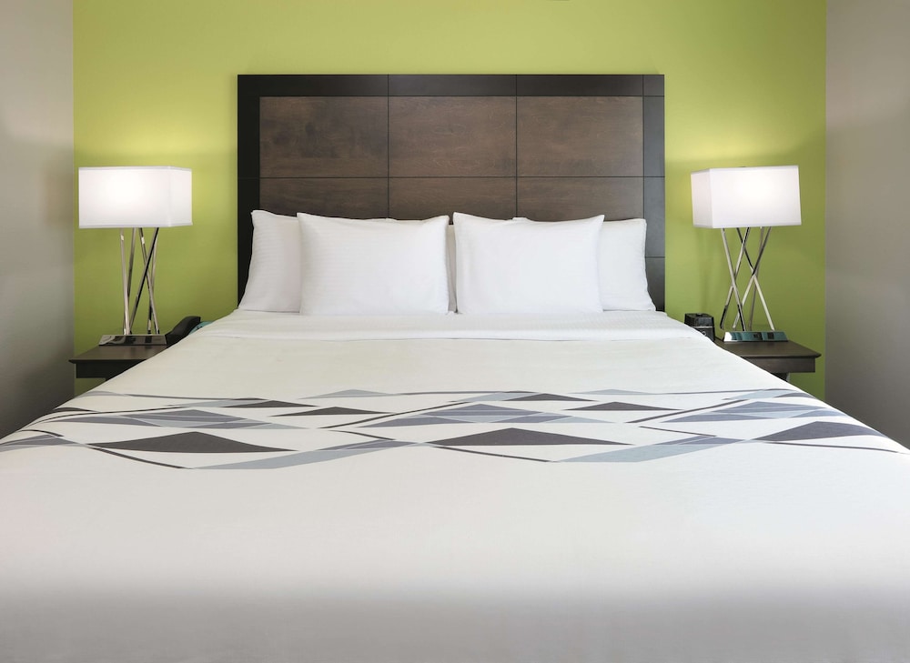 Suite, 1 King Bed, Non Smoking - Photo 4