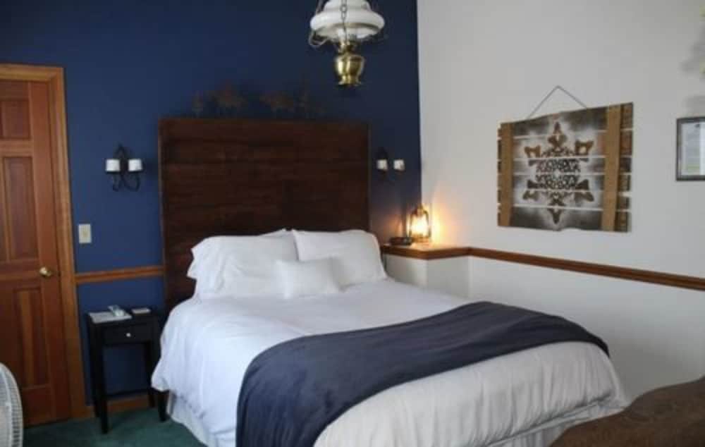 Room, 1 Queen Bed, Private Bathroom photo 2