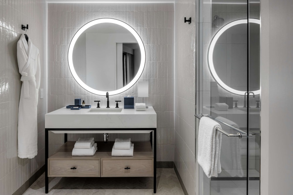 Premium Room, 1 King Bed (3x3 Shower) - Photo 6