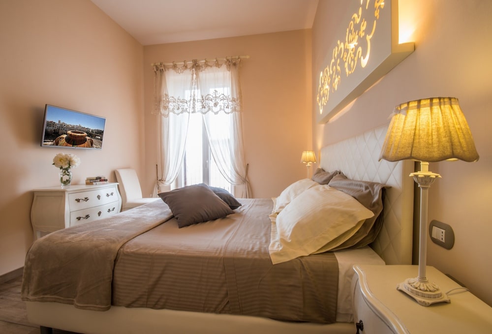 Superior Suite, 1 King Bed, Partial Ocean View, Tower
