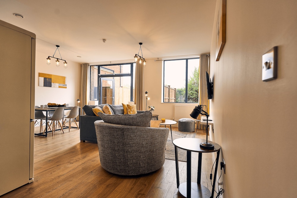 Superior Apartment, Private Bathroom (Goldfinch)