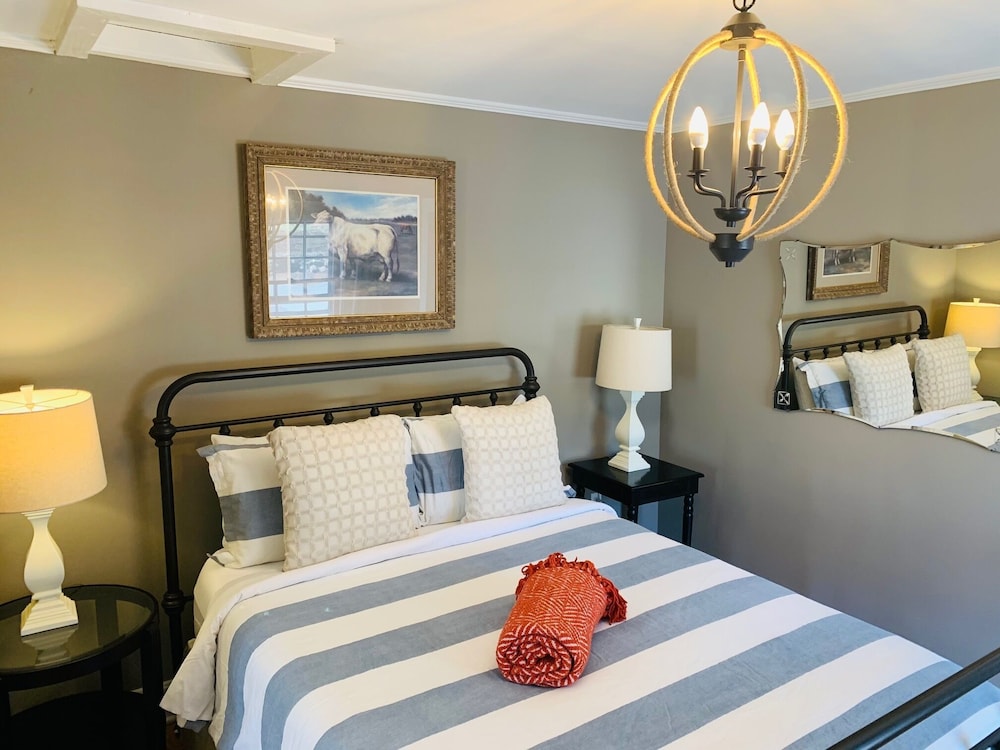 Standard Room, 1 Queen Bed photo 3