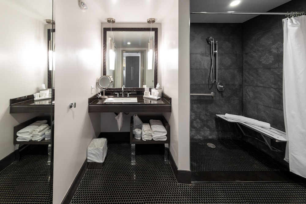 One King Bed, Accessible (Maverick Room) - Photo 6