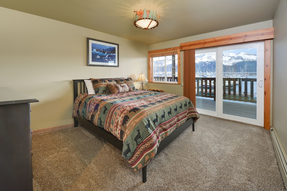 Classic Room, 1 Queen Bed, Marina View, Oceanfront photo 1
