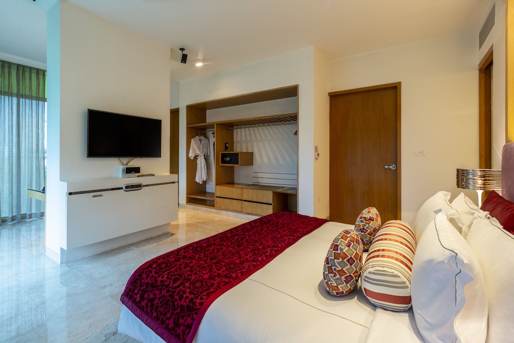 Premium Suite Pool View King Bed - Photo 9
