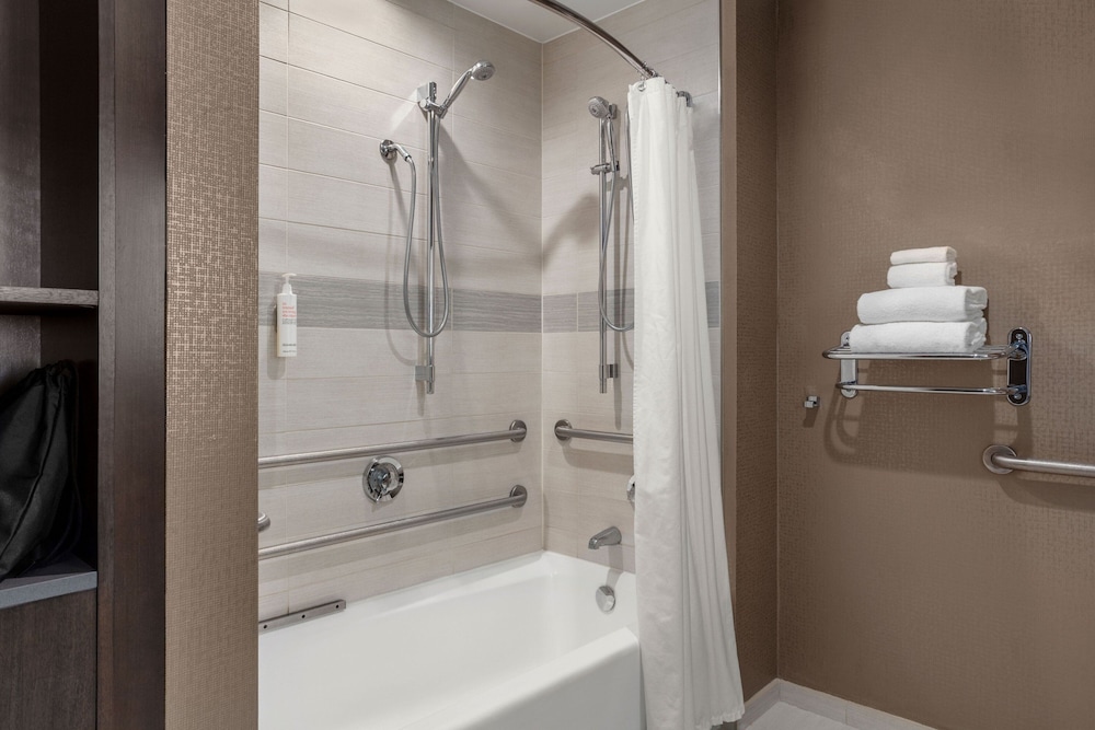 Club Room, 1 King Bed (Mobility Accessible, Tub)