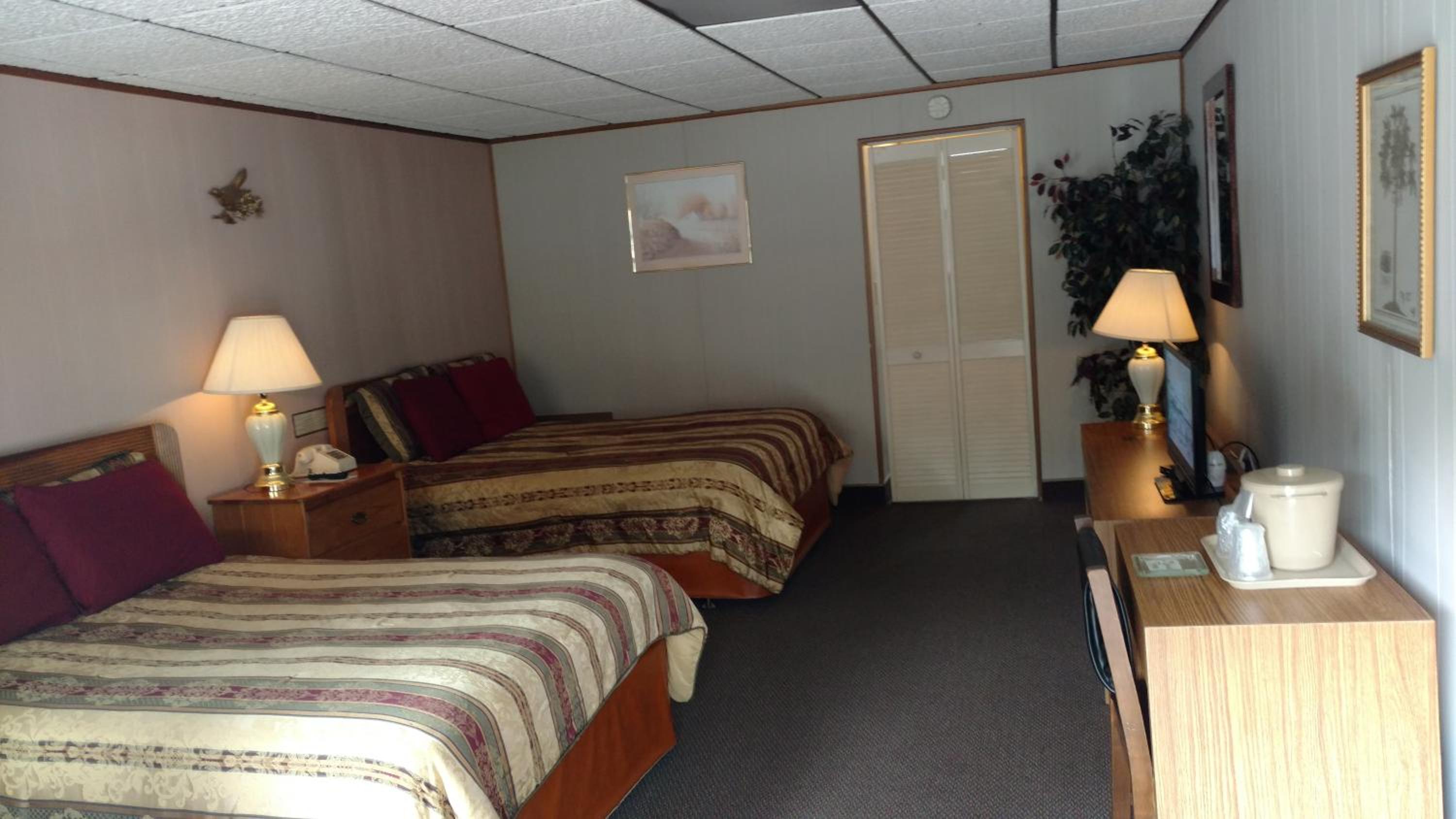 Queen Room with Two Queen Beds - Non-Smoking photo 3
