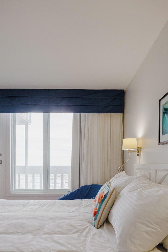 Partial sea view, king with shared balcony photo 1