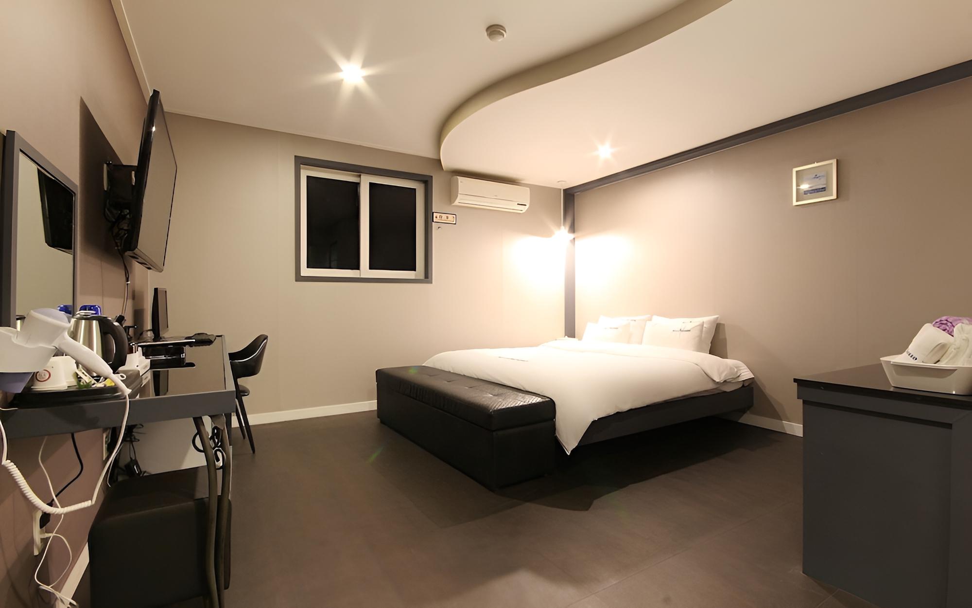 Room (Premium (Free use of Netflix Apple Di) - Photo 1