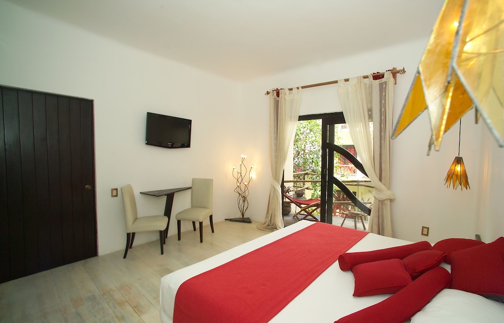 Deluxe Double Room, 1 King Bed, Pool View - Photo 12