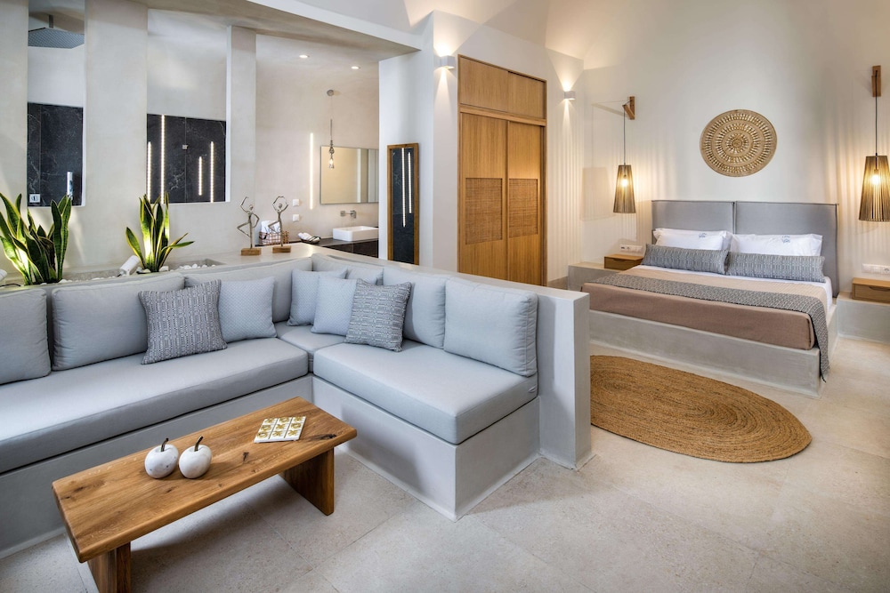 Honeymoon Suite with outdoor hot tub - Photo 2