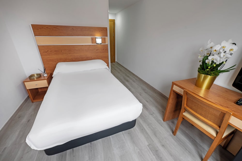 1 Single Bed - Photo 1