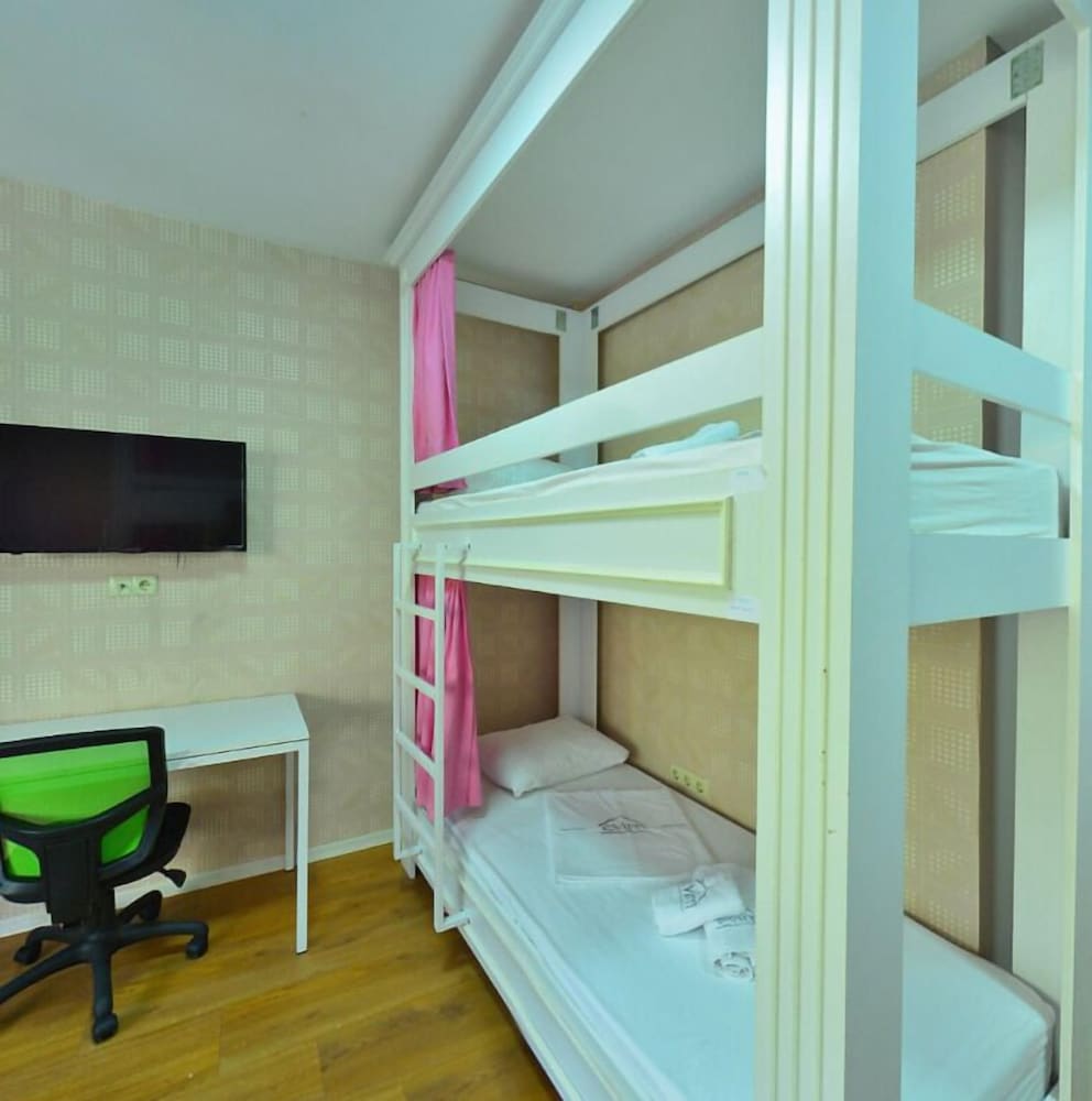 Standard Quadruple Room, Women only photo 2