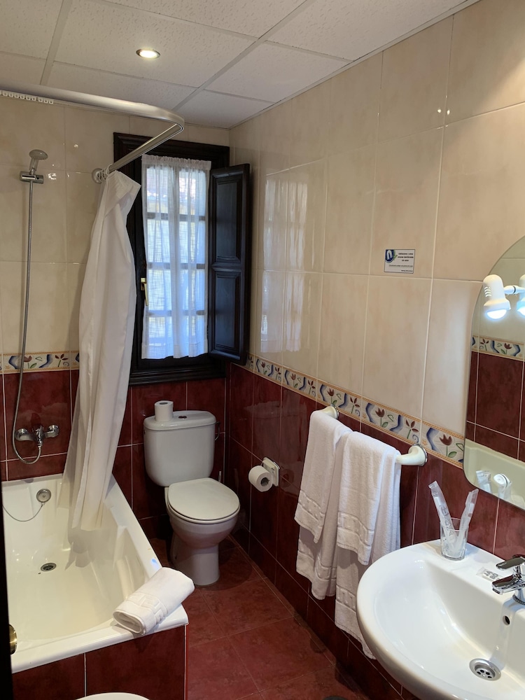 Double Room, Private Bathroom - Photo 4