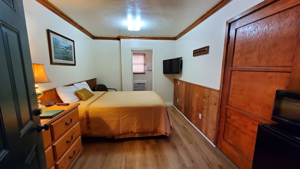 Room, 1 Queen Bed, Bathtub, Corner