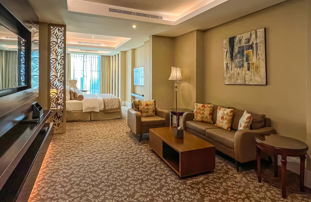 Club Level Junior Suite, 1 King Bed, Canal View