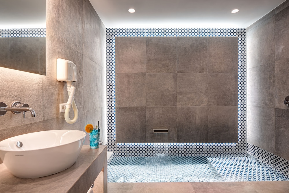 Junior Suite, 1 King Bed, Bathtub, Sea View - Photo 5