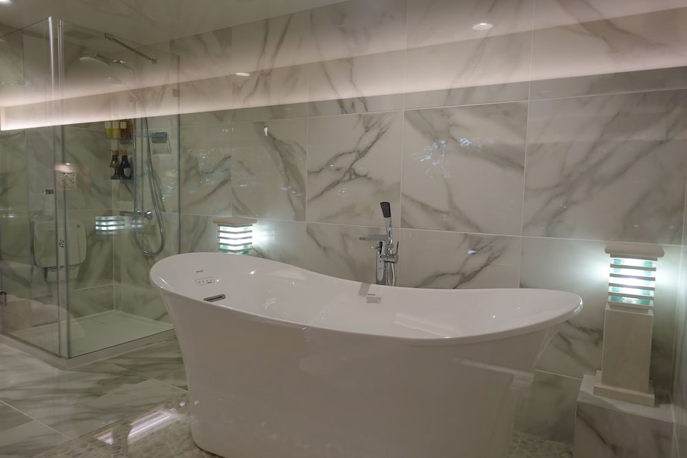 Premium Twin Room photo 3