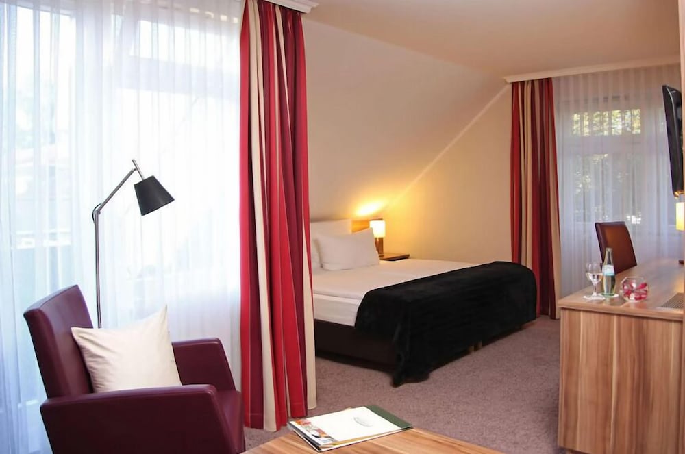 Junior Room, Garden View