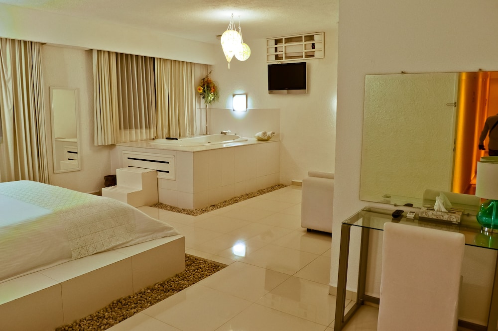 Suite, 1 King Bed, Non Smoking - Photo 1