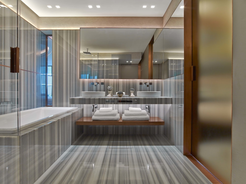 Superior King Room with One King Bed and Balcony (Non Smoking)