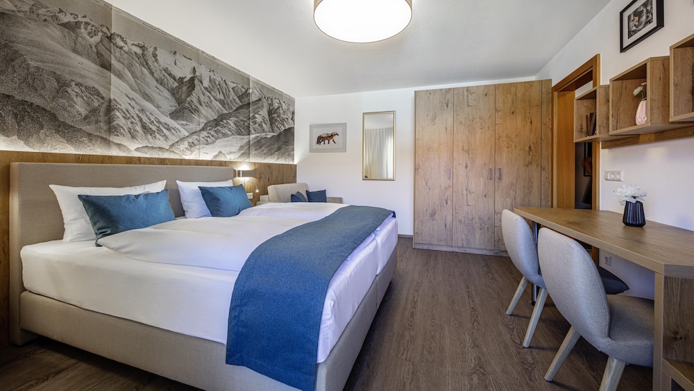Comfort Double Room, 1 King Bed, Non Smoking, Mountain View photo 2