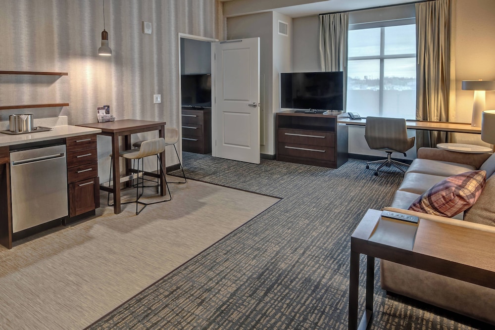 Suite, 2 Bedrooms (Mobility/Hearing Access, Roll-In Shwr)