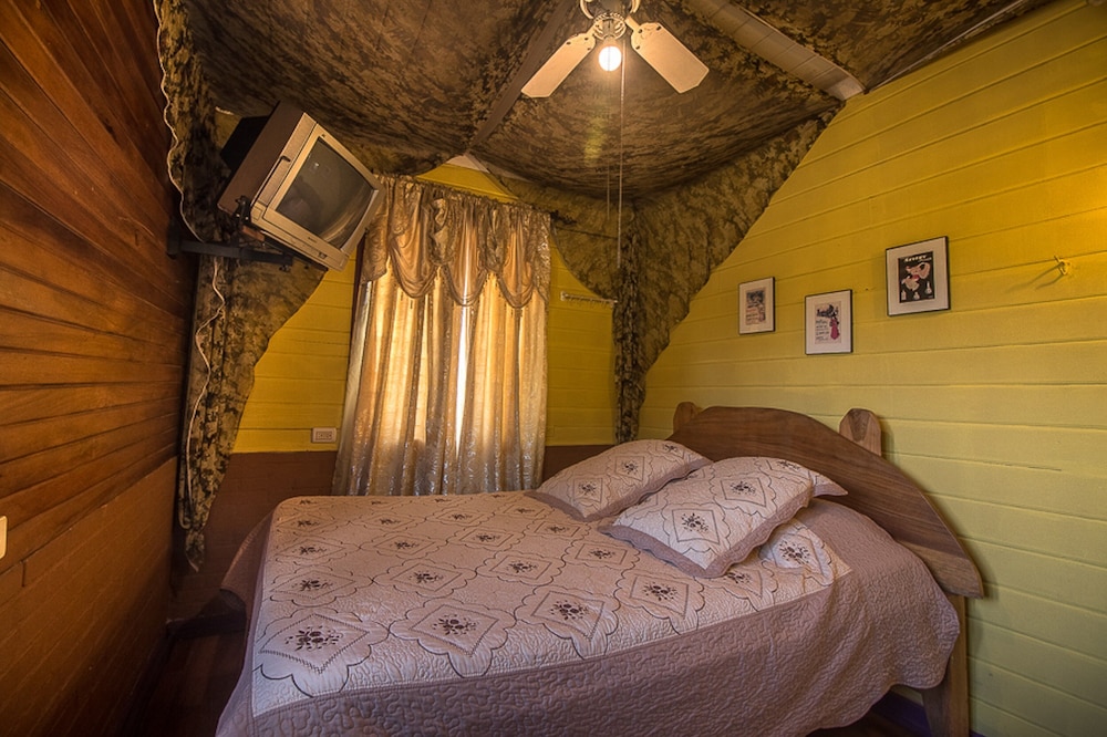 Standard Room, 1 Queen Bed photo 3