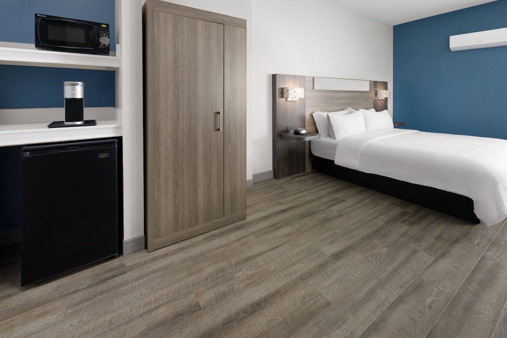 Standard Room, 1 King Bed, Mobility Accessible (Communications) - Photo 2