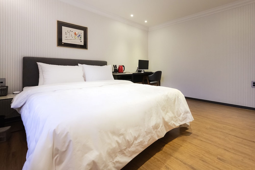 Standard Double Room - Photo 7