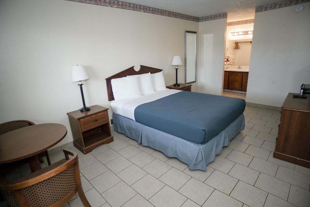 Standard Room, 1 Queen Bed - Photo 4