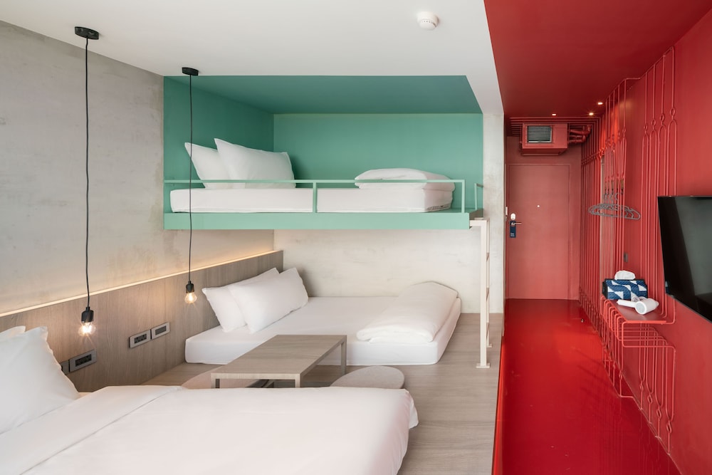 Family Quadruple Room, Multiple Beds, Private Bathroom photo 3