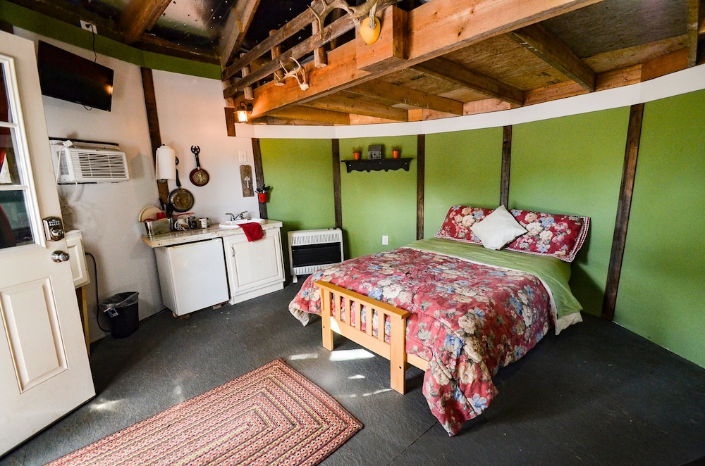 Six Shooter Yurt - Shared Restrooms Nearby for Your Convenience photo 1