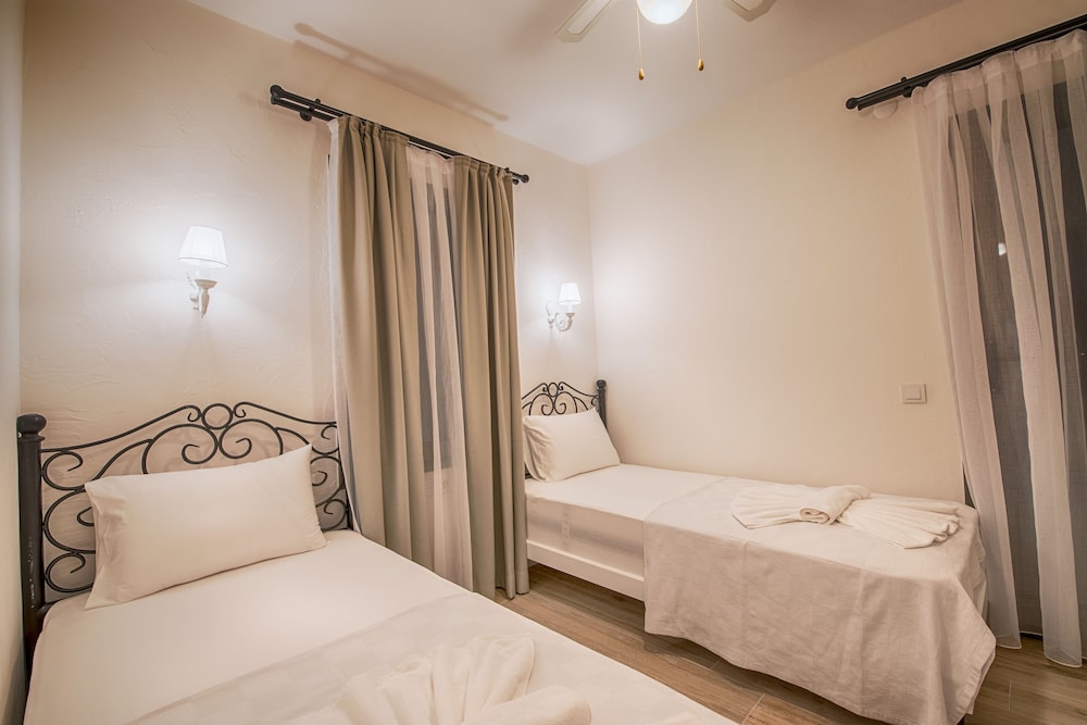 1+1 Suite with Bay & Balcony - 1 queen bed and 2 single beds photo 1