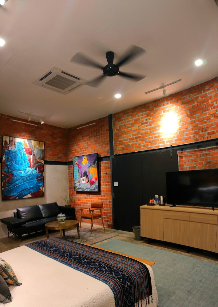 Premium Suite - Photo 14