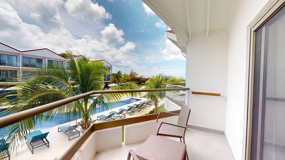 Luxury Pool View Room King