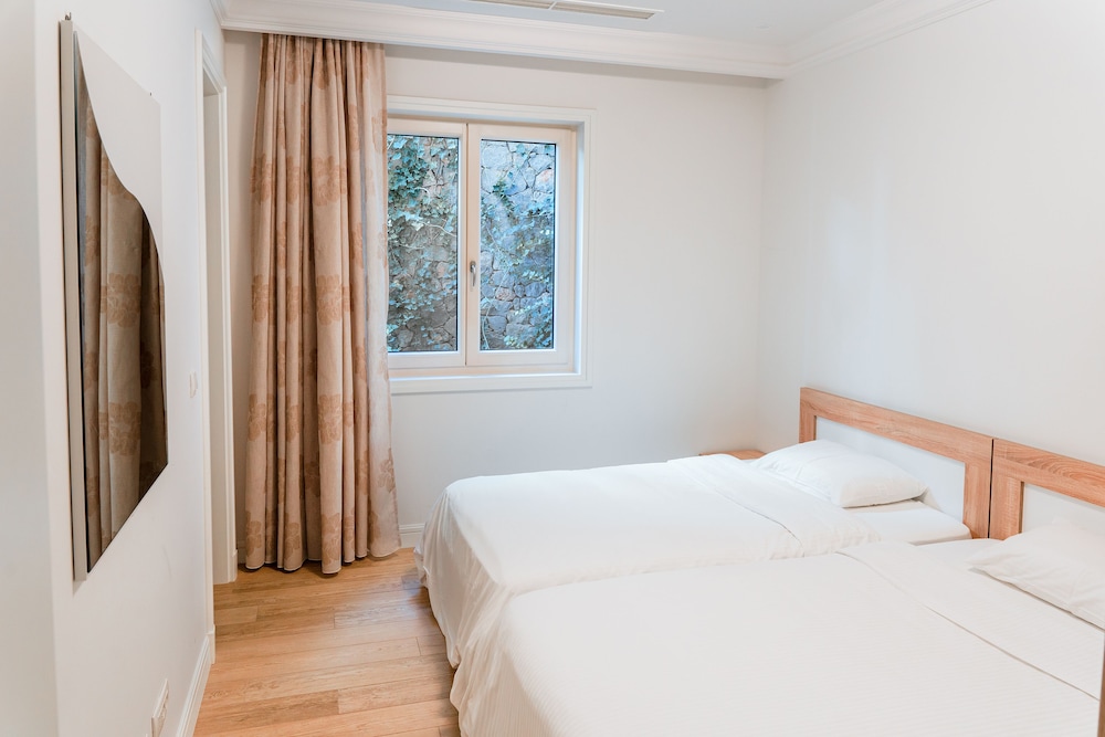 Two Bedroom Residence Sea View with Twin Beds