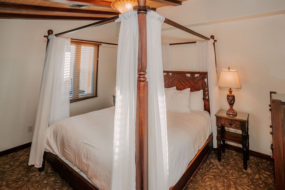 Deluxe Room, 1 King Bed - Photo 2
