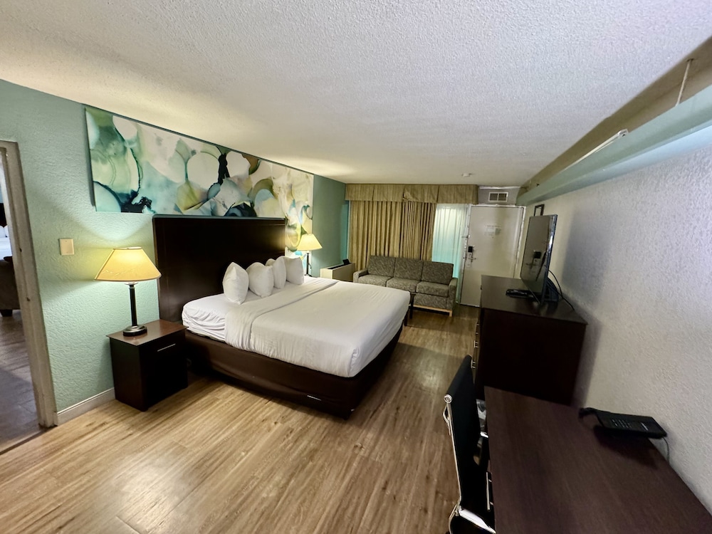 Suite, Non Smoking (1 King and 2 Double Beds) - Photo 2