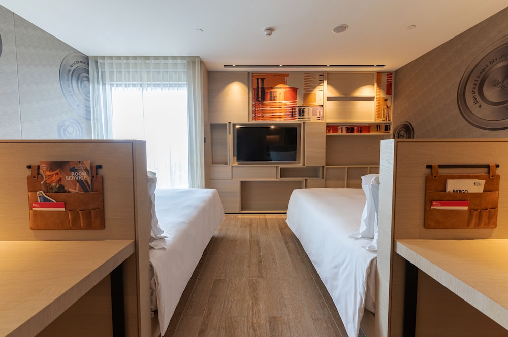Suite, 2 Queen Beds, City View