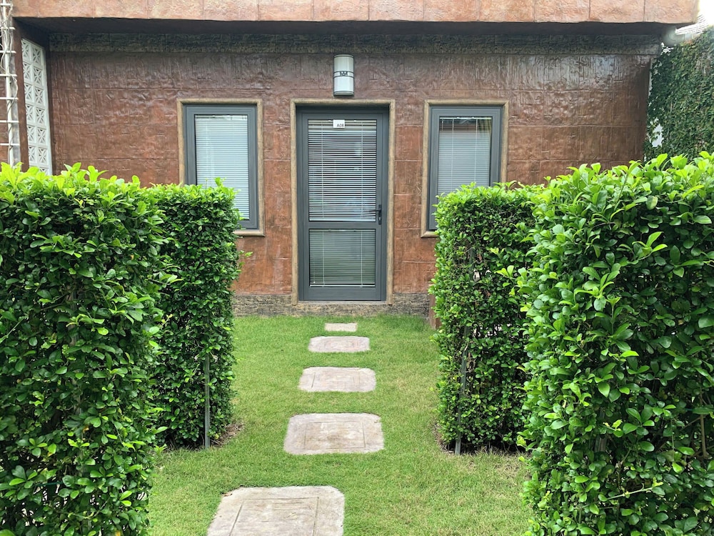 Bungalow with Garden View - Photo 16