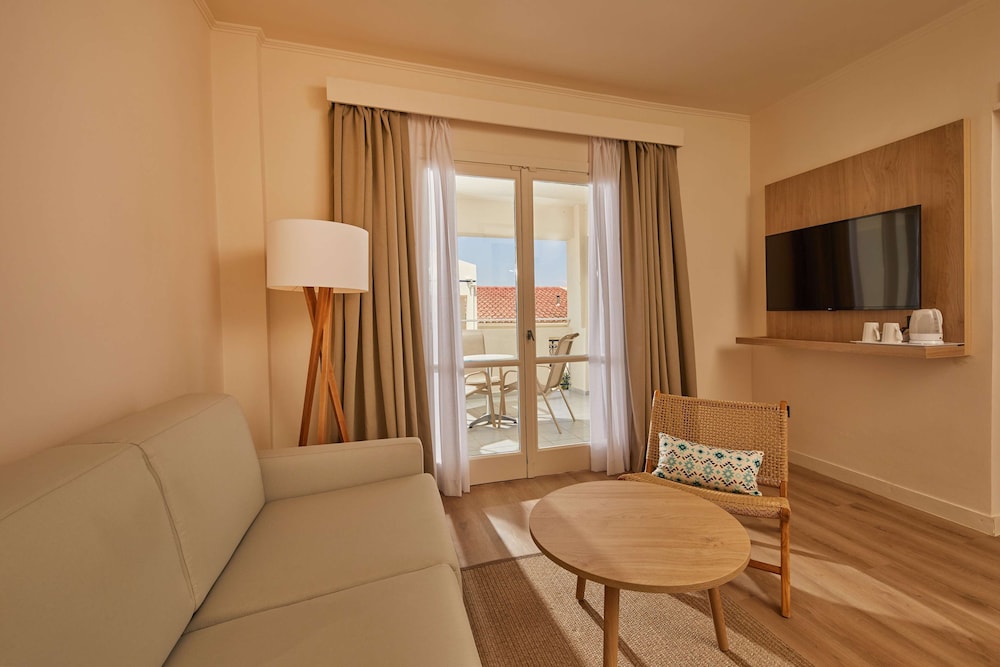 Junior Suite, Balcony (3 Adults) - Photo 5