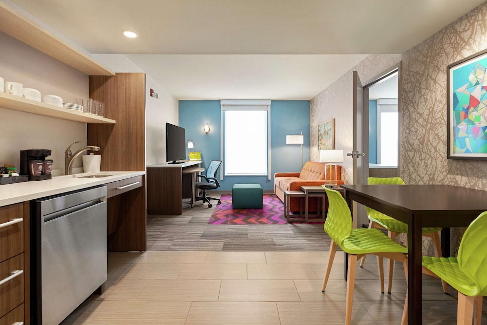 Suite, 1 Queen Bed, Accessible, Bathtub (Mobilty/ Hearing) - Photo 1